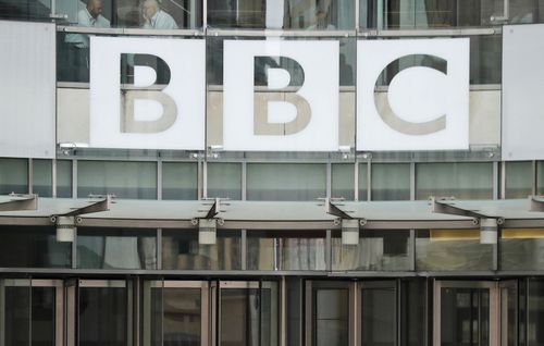 Cette photo montre un panneau de la BBC à l'extérieur de l'entrée du siège de l'organisation médiatique financée par l'État à Londres, le 19 juillet 2017. 