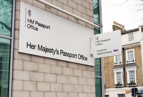 Londres, Reino Unido - Placas do lado de fora de um escritório de passaportes HM na área de Victoria, no centro de Londres.