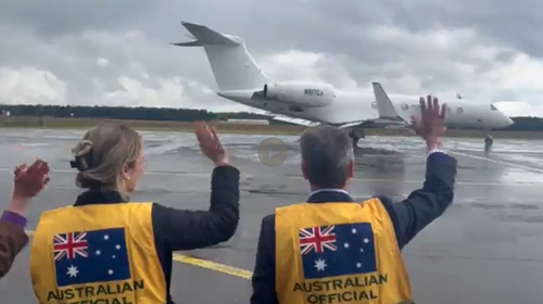 Un gruppo di passeggeri australiani che erano a bordo della nave da crociera MV Hondius infetta da Hantavirus sono finalmente sulla rotta di casa. 