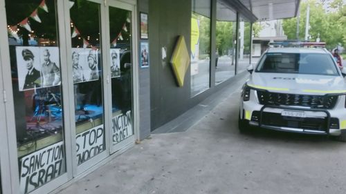Un bar di Canberra è indagato per crimini d'odio dopo una serie di manifesti, che secondo il proprietario sono chiaramente satirici. 