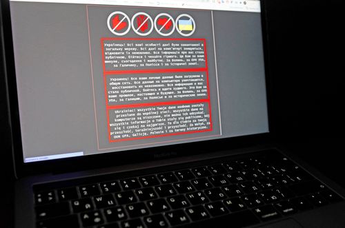 Na obrazovke prenosného počítača sa zobrazuje varovné hlásenie v ukrajinčine, ruštine a poľštine, ktoré sa objavilo na oficiálnej webovej stránke ukrajinského ministerstva zahraničných vecí po masívnom kybernetickom útoku, na tomto obrázku zo 14. januára 2022.