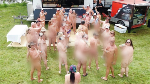 Le festival Nude Up revient pour une troisième année consécutive, avec des activités amusantes, des feux de camp et de la musique live pour tous les nudistes du 26 au 29 janvier 2023. 