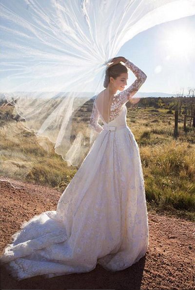 <strong>Who:</strong> <em>Girls</em> actress Allison Williams married Ricky Van Veen<br /><strong>Dress:</strong> Oscar De La Renta<br /><strong>Where:</strong> Brush Creek Ranch in Saratoga, Wyoming, USA