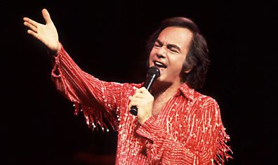 Neil Diamond comes out of retirement to sing 'Sweet Caroline' to fans on  Broadway - Smooth