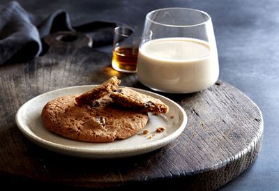 Fifth course: Crispy and chewy chocolate chip cookies with creamy creme de cacao cocktail
