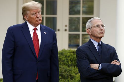 Le président Donald Trump et le Dr Anthony Fauci, directeur de l'Institut national des allergies et des maladies infectieuses, lors d'un briefing du groupe de travail sur les coronavirus dans la roseraie de la Maison Blanche, le dimanche 29 mars 2020.