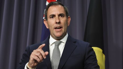 Hazine Bakanı Jim Chalmers, Canberra'daki Parlamento Binası'nda basın toplantısında.