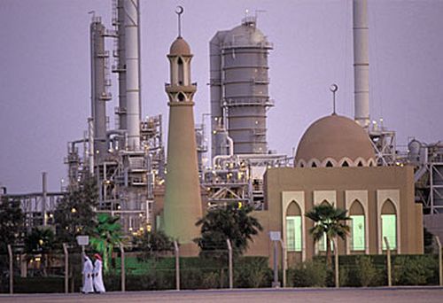 Oil refinery and mosque in Saudi Arabia (Getty)