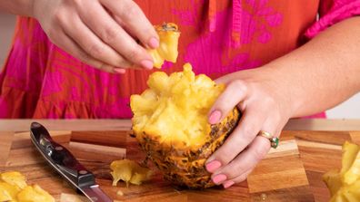 Jane de Graaff does the viral pineapple peeling hack