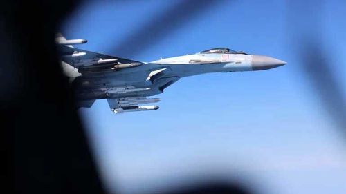 Birleşik Krallık Savunma Bakanlığı tarafından yayımlanan bir görüntü, Nisan 2026'da Karadeniz üzerindeki bir RAF Rivet Joint uçağı yanında bir Rus Su-35'i göstermektedir.