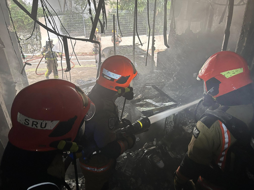 The Singaporean Civil Defence Force (SCDF) was alerted to the fire at a 3-storey building about 9.45am on Tuesday.