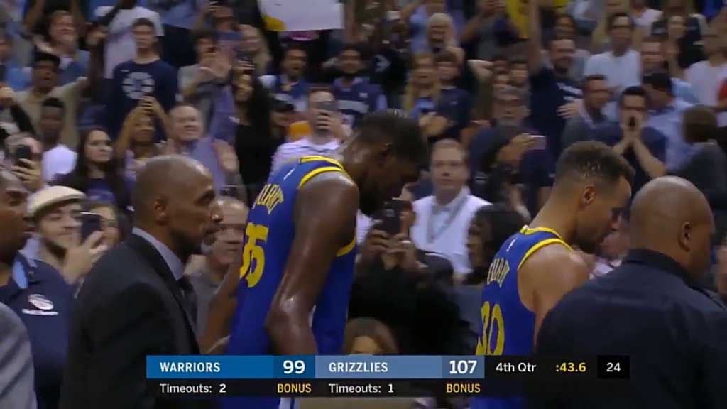 Curry ejected for throwing mouthguard