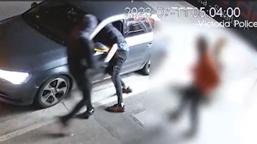 Un terrifiant vol à main armée, au cours duquel un conducteur a été coupé par une machette après qu'un inconnu soit monté dans sa voiture, dans une rue de Melbourne, a été filmé par CCTV.  La police a diffusé les images alors qu'elle recherche les hommes derrière l'incident.