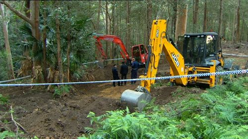 NSW Police forensic officers at the site where human remains were uncovered during a search of bushland in the Royal National Park south of Sydney. (AAP)