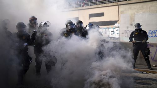 Polis 101 şossesində tüstüdən görünür.