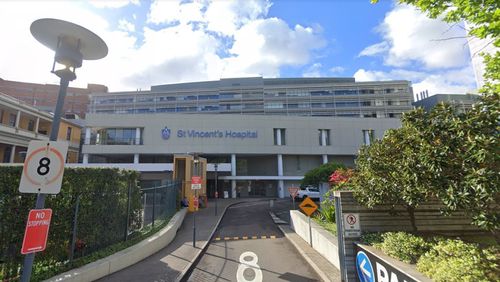 L'homme a été transporté à l'hôpital St Vincent de Sydney, avant de décéder des suites de ses blessures. 