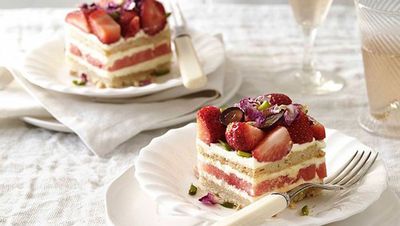 <a href="http://kitchen.nine.com.au/2016/05/16/13/22/strawberry-and-watermelon-cake" target="_top">Strawberry and watermelon cake</a>