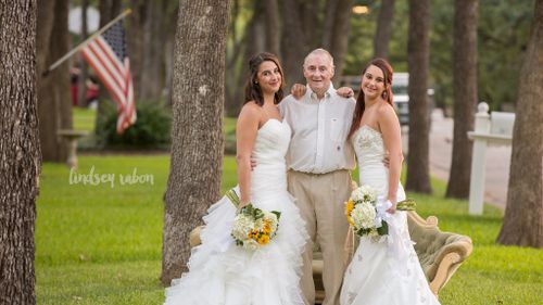 The impromptu wedding photo session took place in Texas. (Lindsey Rabon)