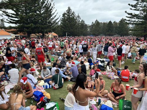 A equipe do conselho iniciou a limpeza de Coogee Beach após uma grande festa de Natal para mochileiros. 
