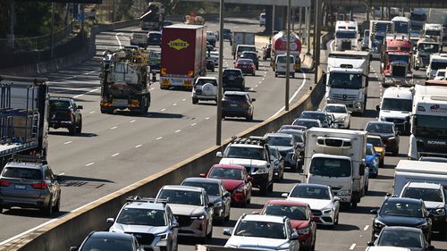 Coches y camiones, tráfico entrante en la autopista M1 Monash. 7 de marzo de 2025, 