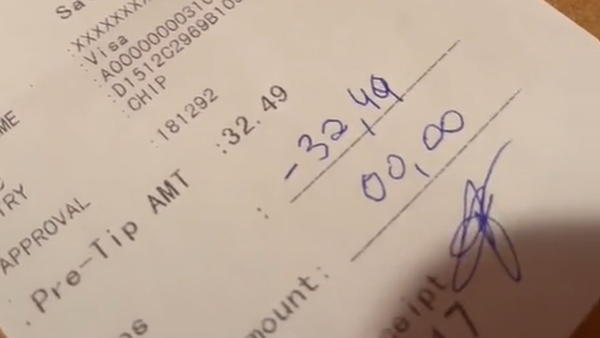 Man leaves negative tip to waiter, divides TikTok