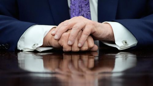 A Casa Branca explicou anteriormente que os hematomas na mão direita se devem a constantes apertos de mão, juntamente com um regime regular de aspirina que pode tornar essa descoloração mais comum.