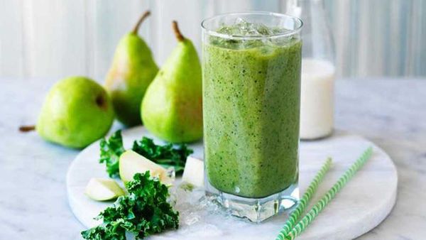 Green kale, pear and almond milk recipe