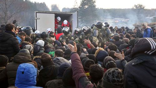 Mii de oameni din țările din Orientul Mijlociu devastate de conflicte încearcă să se infiltreze în Uniunea Europeană.  Ei folosesc o ușă din spate pe care Belarus a deschis-o pe furiș acum câteva luni.