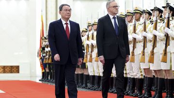 Anthony Albanese walks with Chinese Premier Li Qiang
