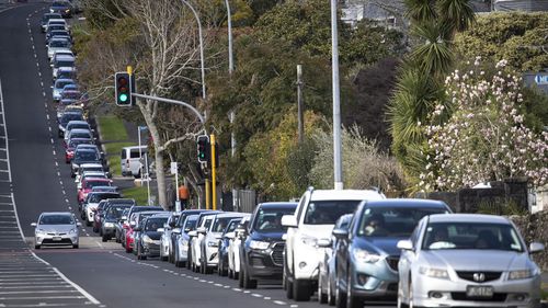 Vehicles line up for COVID-19 testing in Auckland.