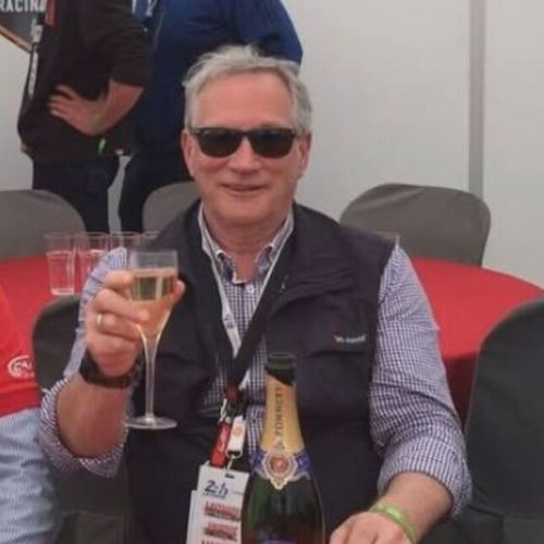 Pai vitoriano Les Crampton morre em incêndio em casa