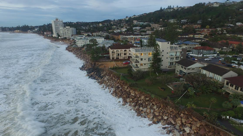 Les tempêtes et les vagues battantes alimentées par l'événement météorologique La Niña ont englouti une grande partie du sable doré, laissant les maisons vaciller précairement au-dessus de l'eau. 