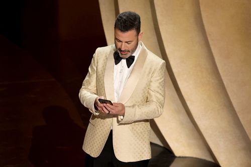 Hollywood, Califórnia - 10 de março: O apresentador Jimmy Kimmel fala no palco durante o 96º Oscar Anual do Dolby Theatre em 10 de março de 2024 em Hollywood, Califórnia. (Foto de Kevin Winter/Getty Images)