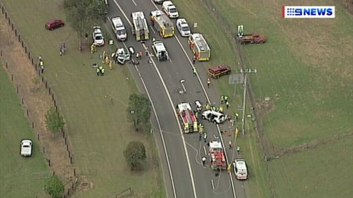 Emergency crews on The Northern Road in Luddenham. (9NEWS)