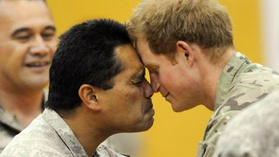 Le prince Harry est en Nouvelle-Zélande, pour la dernière étape de sa tournée internationale.  Ici, il participe au hongi (toucher traditionnel du nez en guise de bienvenue) avec un membre du parti haka maori au camp militaire de Linton.  <br /> Cliquez pour voir les aventures de Harry en Nouvelle-Zélande et en Australie. »/></div>
<div class=