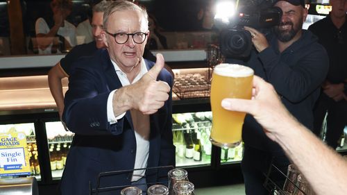 Prime Minister Anthony Albanese meets with patrons during a visit to the Gage Roads Freo Brewery