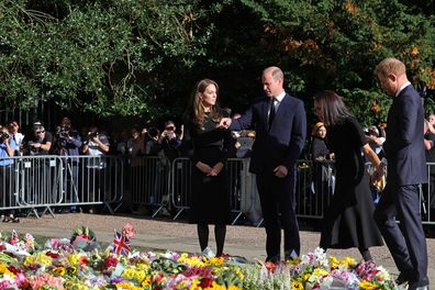 William e Harry onorano i fiori della regina 2022