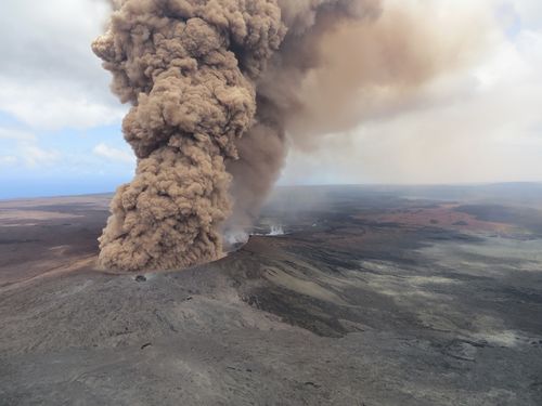 A reddish-brown ash plume occurred after a magnitude 6.9 South Flank of the earthquake shook the Big Island of Hawaii. (AAP)