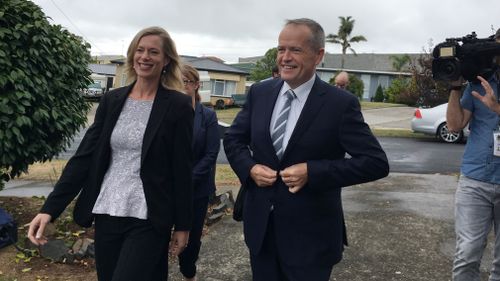 Bill Shorten joined Rebecca White on her last day of the campaign trail. (AAP)
