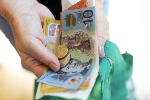 GEN23, Generico, pagamenti in contanti, spesa, costo della vita, salari, prelievi, bancomat, armaguard, generi alimentari, a Sydney il 1 aprile 2024. 