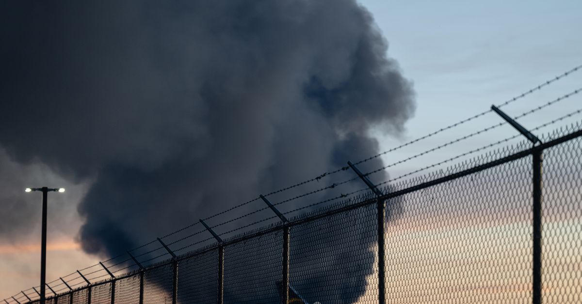 Seven killed, multiple injured after cargo plane crashes shortly after take off in Louisville, Kentucky