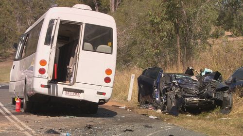 Un bus avec 22 personnes à bord, chauffeur compris, et une voiture avec une seule conductrice sont entrés en collision à Logan ce matin.