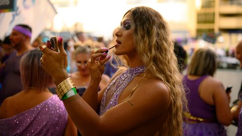 SYDNEY, AUSTRALIA - 28 FEBBRAIO: Il partecipante si prepara per la parata del Mardi Gras gay e lesbico di Sydney a Hyde Park il 28 febbraio 2026 a Sydney, in Australia. Si prevede che la 48a edizione del festival LGBTQIA+ attirerà centinaia di migliaia di festaioli nel quartiere di Oxford Street a Sydney per un programma di feste, spettacoli ed eventi comunitari della durata di una settimana. (Foto di George Chan/Getty Images)