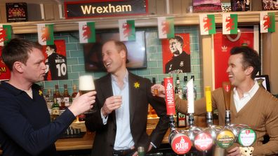 Il principe William, il principe di Galles e il presidente del Wrexham Football Club Rob McIlhenny