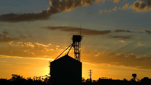 Las ovejas pastan en rastrojos en el primer plano de los silos de grano en Warracknabeal, en el noroeste de Victoria, el miércoles 21 de diciembre de 2005. Historia del verano interior Imagen de Craig Abraham La edad cma wimmera mallee Cebada de trigo 000 000 Craig Abraham CMA PICEDITOR-AGE General 20051221 Bush especial
