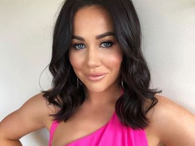 The Young Mummy Sophie Cachia posts video of strapless bra for big