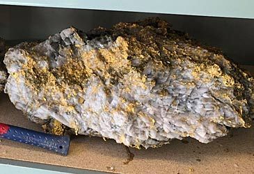 About 190kg of gold specimen stone was found in which Australian state?