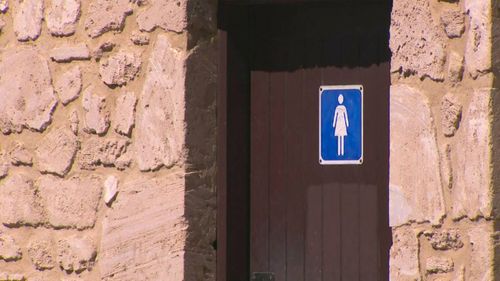 دختر جوانی در آخر هفته در یک توالت در جزیره روتنست مورد تجاوز جنسی قرار گرفت.