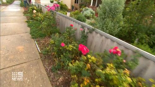 A last-ditch community bid has failed to save a great-grandfather's rose garden from being ripped out in Perth.Trevor Coster's flowers are set to be uprooted by next week in Golden Bay.