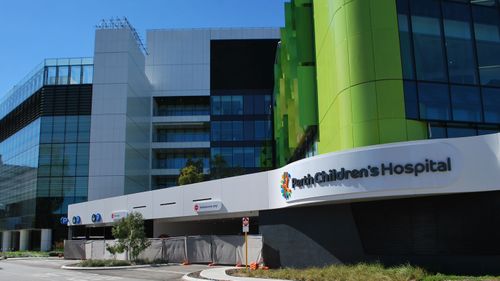 Un tout-petit est dans un état critique à l'hôpital pour enfants de Perth après avoir été renversé par une voiture.